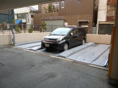 メゾンドーム三軒家の駐車場