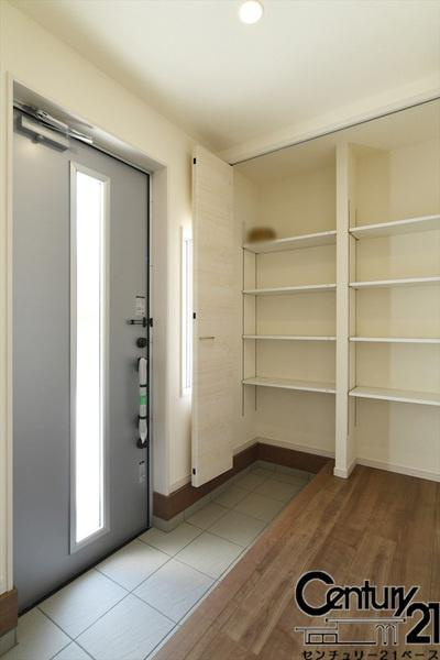 リーブルガーデン吉新 ２号棟 ／新築一戸建の内観：施工例|■玄関には大容量収納スペースを完備！■