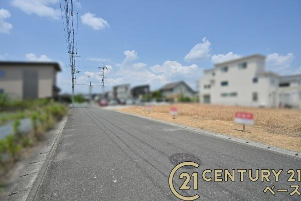 香芝市すみれ野１丁目の売地の前面道路含む現地写真|■現地撮影写真■落ち着いた雰囲気の住宅地です！ぜひお気軽にお問い合わせください！