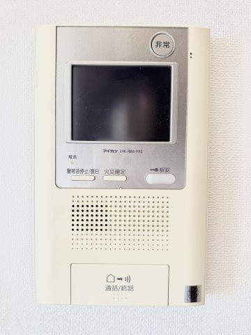 プレミスト八幡駅マスターズプレイスの防犯設備|モニター付インターホンで訪問者の確認ができます。