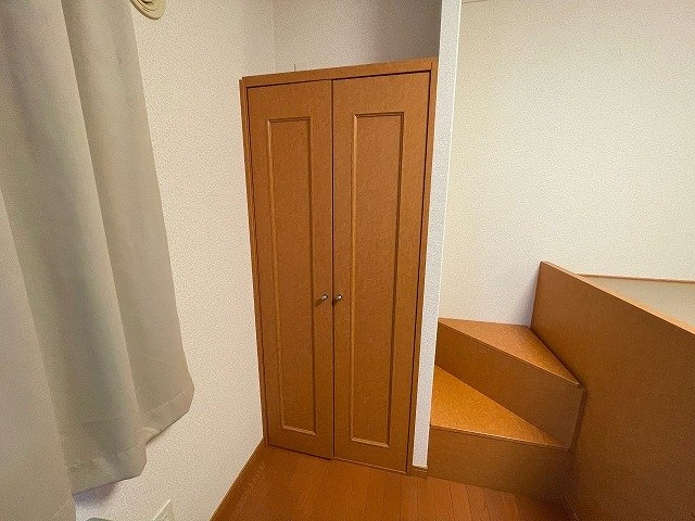 レオパレス三田の内装|居室：１Fはフローリング　2Fは絨毯