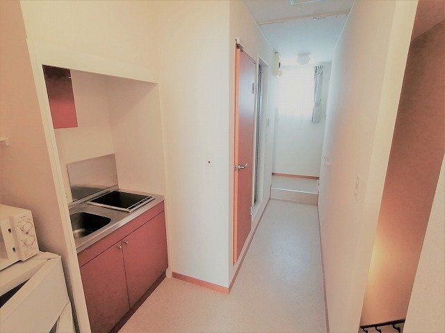 レオパレス三田のキッチン|居室：１Fはフローリング　2Fは絨毯