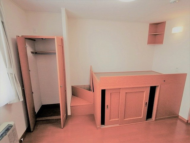 レオパレス三田の内装|居室：１Fはフローリング　2Fは絨毯