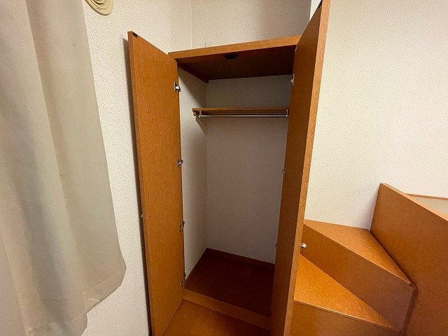 レオパレス三田の内装|居室：１Fはフローリング　2Fは絨毯