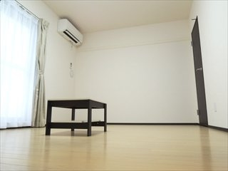 【居間・リビング】 | レオネクストサンドリーム | 広くて明るい室内です。