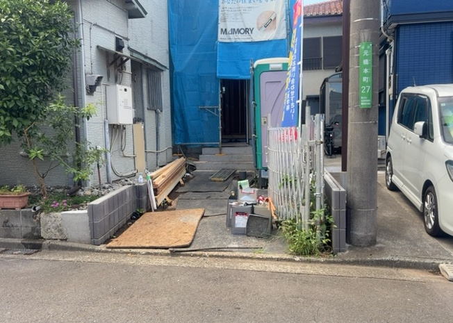 【前面道路含む現地写真】 | 住宅用の土地では前面道路に2m以上接していなければならないと法律で定められています。しかし、お持ちの車のサイズやライフスタイルなどにより、2mでは利便が悪い場合もございますので、事前に確認しましょう。