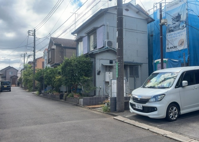 【前面道路含む現地写真】 | お持ちの車種によっては前面道路が広い方が便利でしょう。しかし、前面道路が広ければその分交通量が多くなるため、騒音などが気になる場合があります。実際に現地を見学し、周辺交通量や騒音などを確認しましょう！
