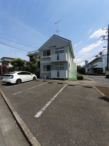 ハイツ村山の駐車場