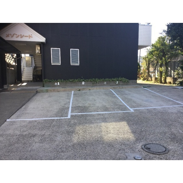 メゾンシードの駐車場