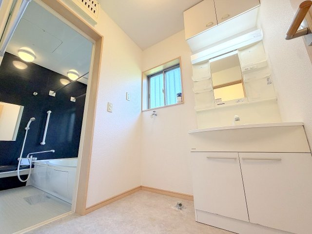 昭島市中神町2丁目　中古戸建の独立洗面台