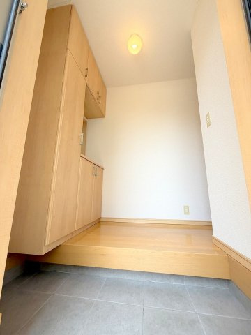 昭島市中神町2丁目　中古戸建の玄関