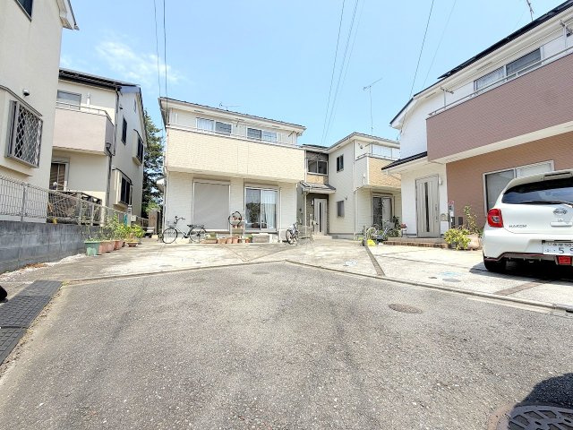 昭島市中神町2丁目　中古戸建の前面道路含む現地写真