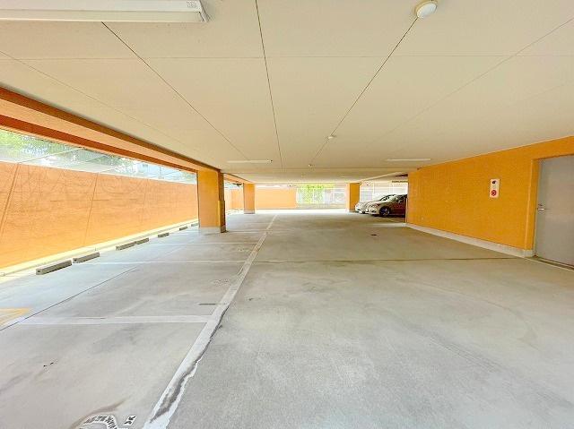 パレス東洋小松館の駐車場