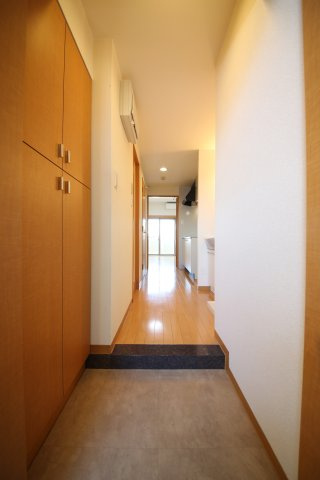 シエルコートの玄関|別部屋同間取りのお写真となります。参考にご覧くださいませ。