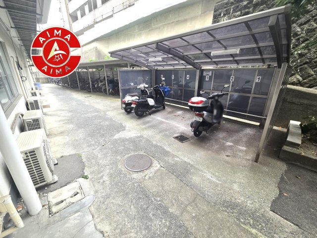 シャンボール桜坂の駐輪場|屋根付きの駐輪場なので雨の日でも安心です。