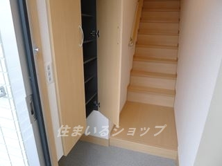 クレエルＫ　Ｃ棟の玄関|ミラー付き大型シューズボックス