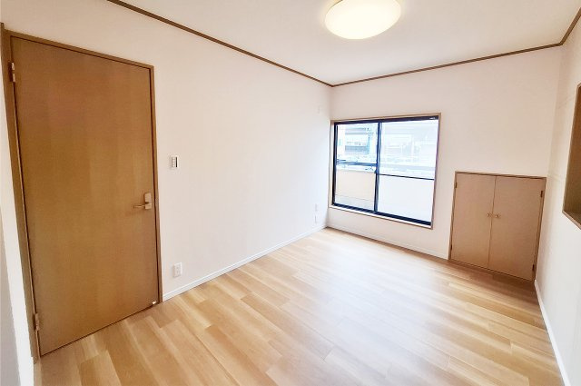 堺市美原区太井の居間・リビング|リビングダイニング：バルコニーへ出入り可能です。物入があり収納に便利です。