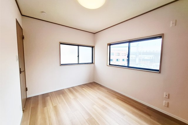 堺市美原区太井の洋室|洋室1：クロスを貼換え、フロアタイルを上貼りするなどリフォーム済み。