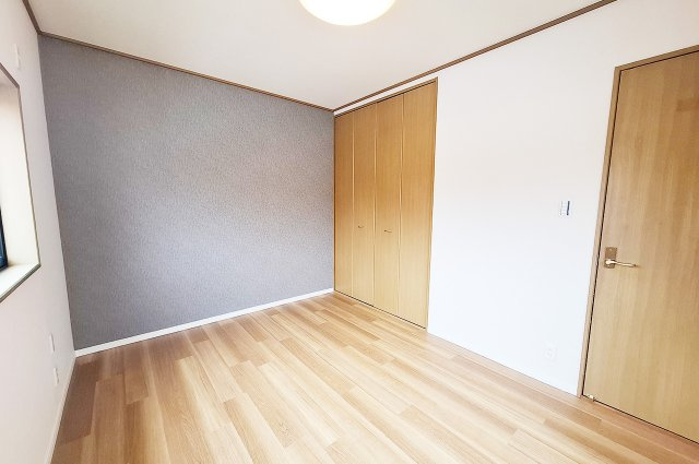 堺市美原区太井の子供部屋|洋室1：おしゃれなグレーのアクセントクロスを新調。