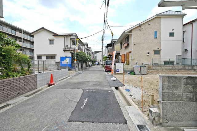 ハートフルタウン尼崎食満6丁目新築一戸建て│3LDK+駐車1台可の前面道路含む現地写真|前面道路は東側5.0ｍ公道です。