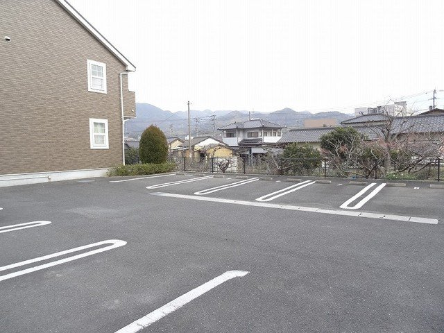 カーサ・プラシードＢの駐車場