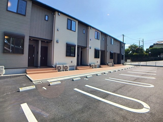 サンシャイン宮の下の駐車場