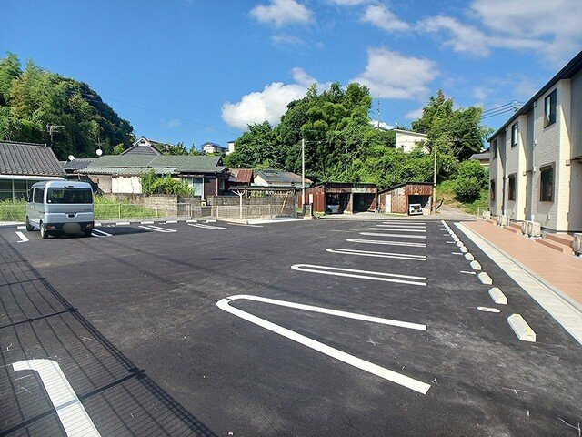 サンシャイン宮の下の駐車場