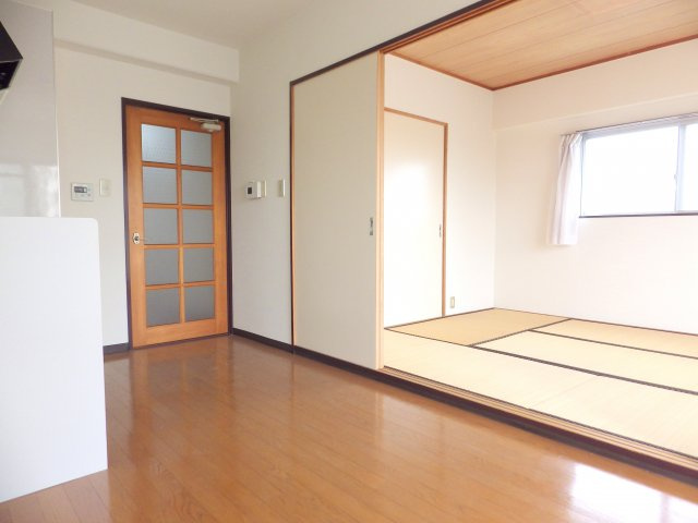 サンレイク大塚の居間・リビング|こちらの居間で趣味の時間をお楽しみください