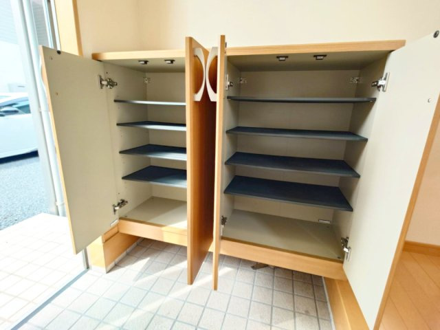 鹿嶋市港ケ丘１丁目の一戸建ての玄関|大容量シューズＢＯＸ
