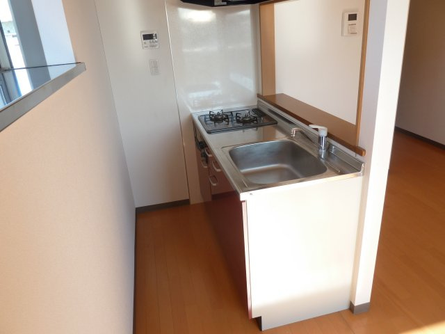 ベストナインイーストのキッチン|コンパクトなキッチンで掃除もラクラク※写真はかどのお部屋です。