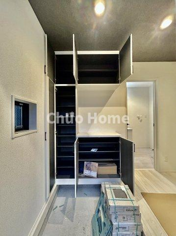 江戸川区東小岩3丁目新築分譲住宅の玄関|【玄関】玄関には大型のシューズクローゼットを設置しておりますのでいつでもスッキリりとした空間を保てます。玄関周りを清潔に使うのはとても大事なことですよね。