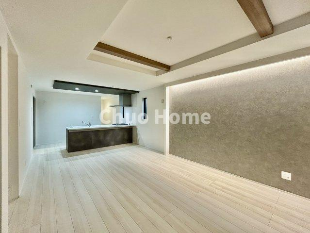江戸川区東小岩3丁目新築分譲住宅のキッチン|視界に広がりを生むオープンなキッチン。料理や片付けをしながら、家族との会話を楽しんだり、リビングで遊ぶ子どもを見守れます。ご見学時には家具の配置などもイメージしながらぜひご覧になって見て下さい。