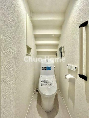 江戸川区東小岩3丁目新築分譲住宅のトイレ|【トイレ】 収納スペースをしっかりと確保した温水洗浄便座機能付きトイレ。温水洗浄便座は清潔にお使いいただくための大切なアイテムです。