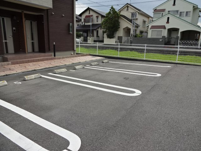 サフランの駐車場