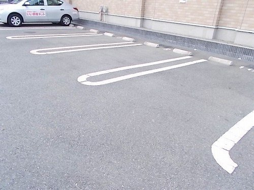 エクセラン則直Ⅲの駐車場