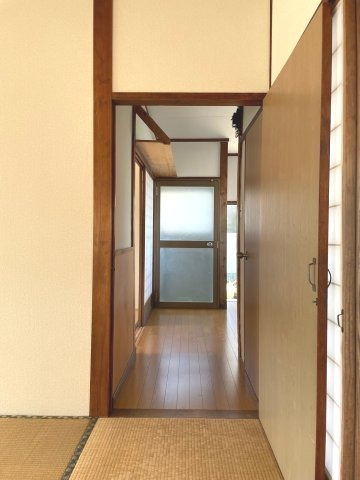 江津1丁目戸建の内装|明るい色調の室内です