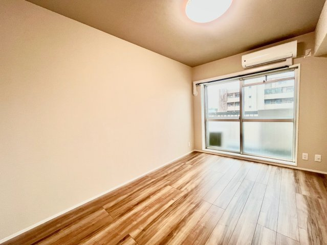 あずさわグランドハウスの洋室|各部屋に窓を設置！明るい日差しが降り注ぐ心地よい室内は、日々の暮らしに安らぎを与えてくれます。

現地ご見学希望・資料請求などお気軽にお問い合わせ下さい！
03-5990-5201