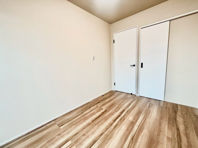 あずさわグランドハウスの洋室|白を基調としたお部屋は光を反射するため、お部屋が明るく美しく見えますね！

現地ご見学希望・資料請求などお気軽にお問い合わせ下さい！
03-5990-5201