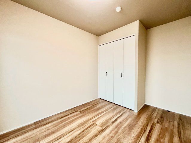 あずさわグランドハウスの洋室|部屋収納もバッチリです！見せる収納も流行っていますが、やはり見せない収納も大切ですね。

現地ご見学希望・資料請求などお気軽にお問い合わせ下さい！
03-5990-5201