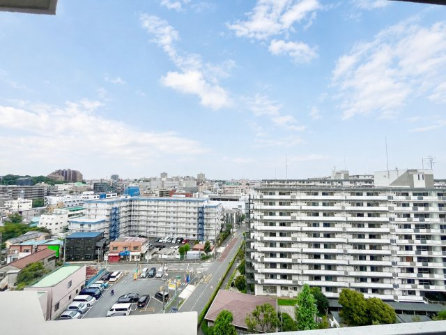 あずさわグランドハウスの展望|大きな空に包まれて、太陽の光をたっぷりと浴びながら過ごす毎日は、自然と家族の笑顔で溢れます。

現地ご見学希望・資料請求などお気軽にお問い合わせ下さい！
03-5990-5201