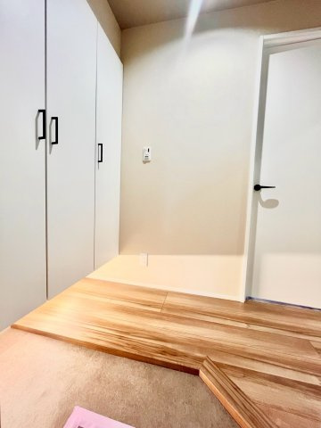 あずさわグランドハウスの玄関|玄関横にはシューズボックスがついているため、片付いた玄関がキープできます！

現地ご見学希望・資料請求などお気軽にお問い合わせ下さい！
03-5990-5201