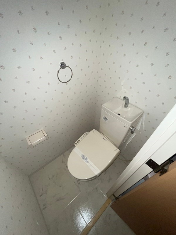 ロイヤル三ツ星Ⅲのトイレ|ゆったりとした空間のトイレです