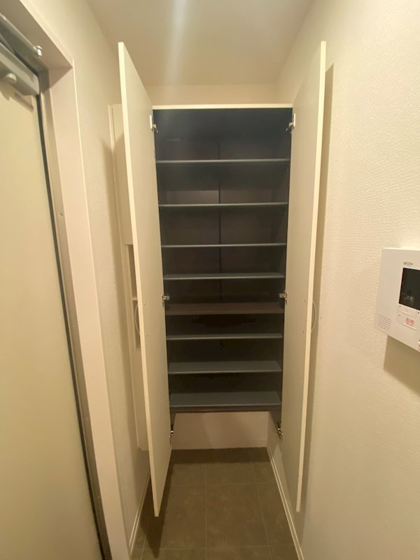 フェーブ島上の収納|たっぷりとした収納スペースです