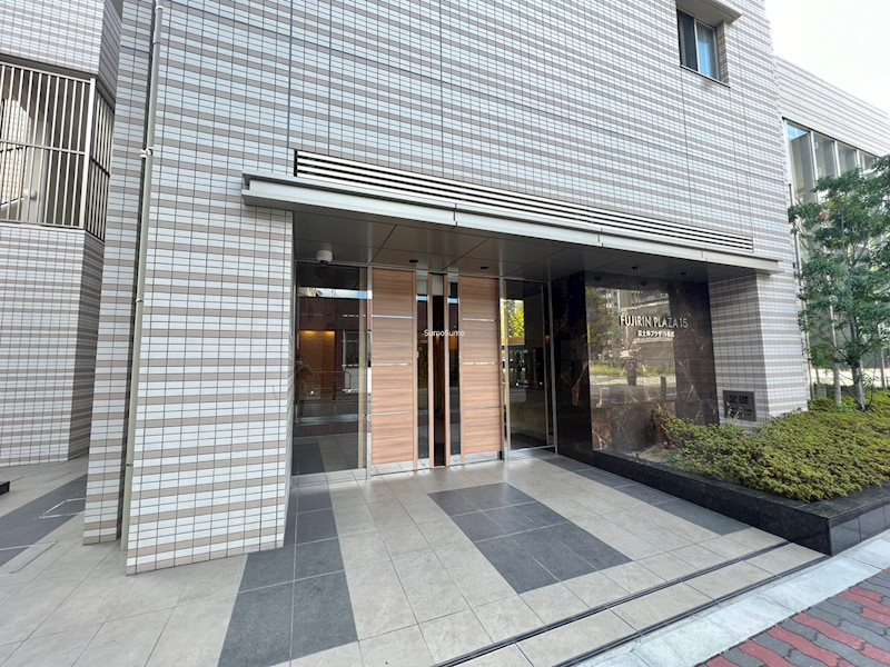 富士林プラザ15番館のエントランス