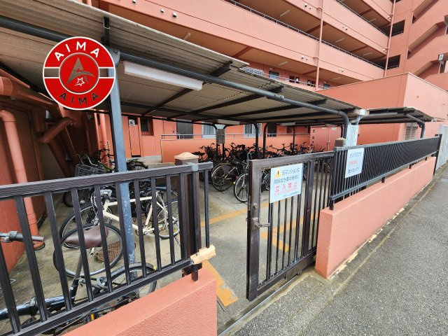 GSハイム博多の駐輪場|屋根付きの駐輪場なので雨の日でも安心です。