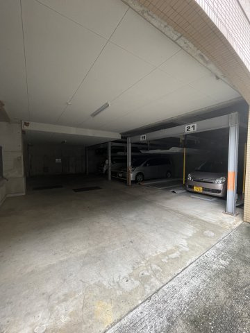朝日プラザモンターニュ北神戸1番館の駐車場