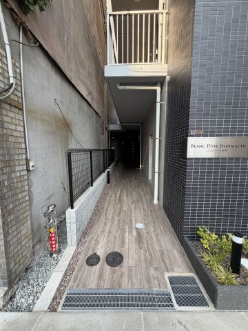 ブランドール新町のエントランス