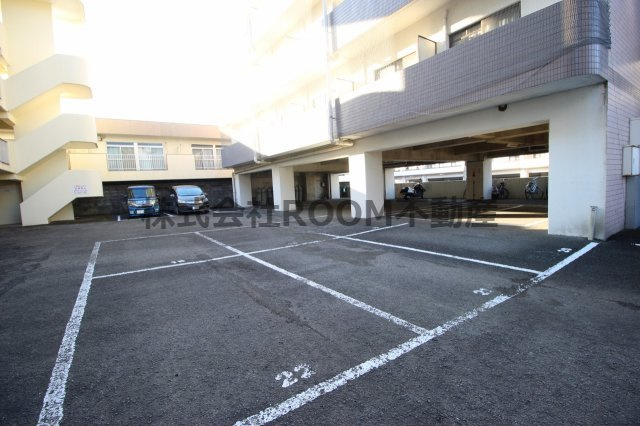 第8年見マンションの駐車場|駐車場完備です
