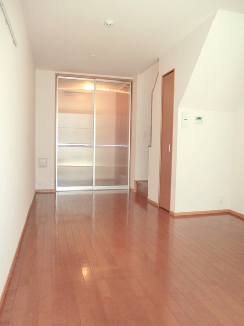サン・イーリスの居間・リビング|★キレイなフローリングのお部屋です★
