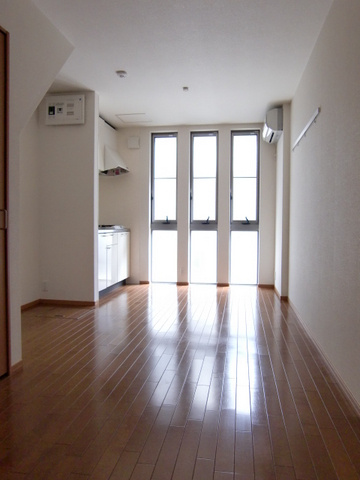 サン・イーリスの居間・リビング|★キレイなフローリングのお部屋です★